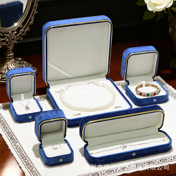 Σετ κουτιών κοσμημάτων με εσωτερικό φλανελ και χρυσοί άκρες για δαχτυλίδια, βραχιόλια, κολιέ και σετ