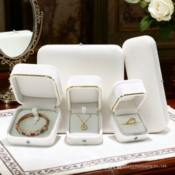 Σετ κουτιών κοσμημάτων με εσωτερικό φλανελ και χρυσοί άκρες για δαχτυλίδια, βραχιόλια, κολιέ και σετ