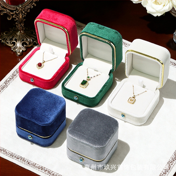 Σετ κουτιών κοσμημάτων με εσωτερικό φλανελ και χρυσοί άκρες για δαχτυλίδια, βραχιόλια, κολιέ και σετ