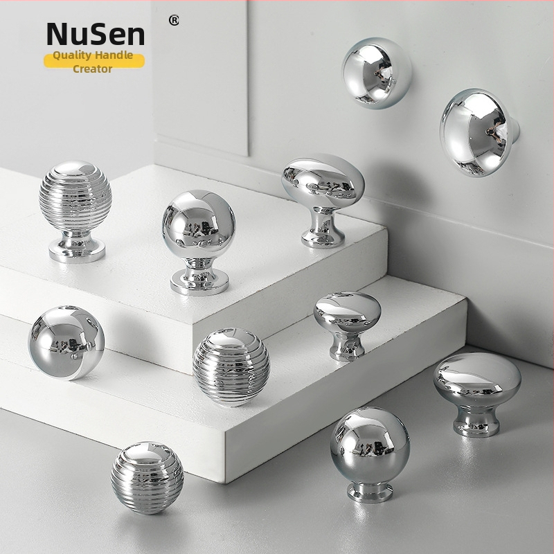 Misiņa garderobes rokturis, apaļš, ar vienu atveri, hromēts pārklājums