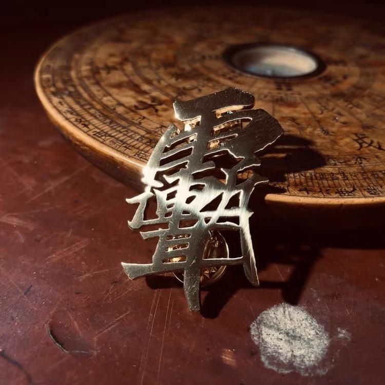 Брошка — украса, сладък и свеж стил, личностна тенденция