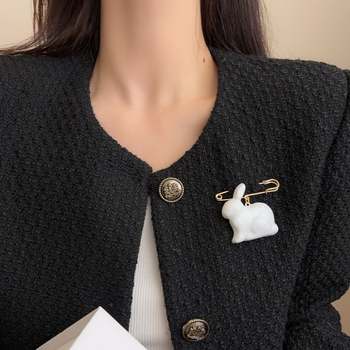 Брошка заек с емайл – цинкова сплав, животинска форма, ефект капване на масло, декоративен аксесоар