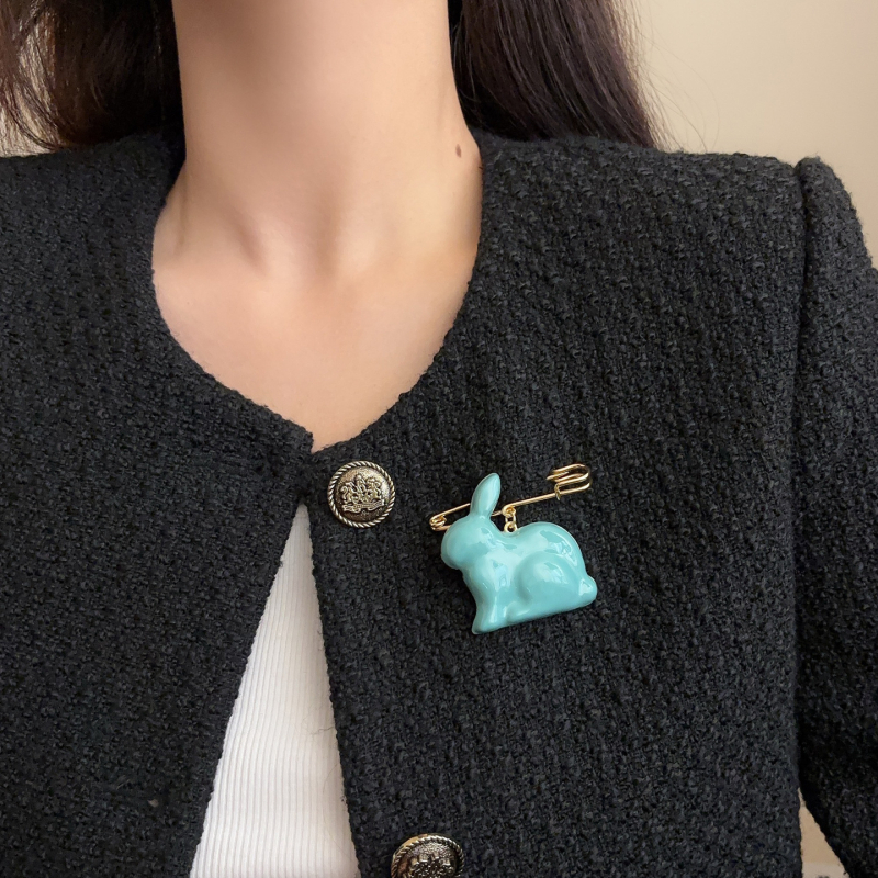 Брошка заек с емайл – цинкова сплав, животинска форма, ефект капване на масло, декоративен аксесоар