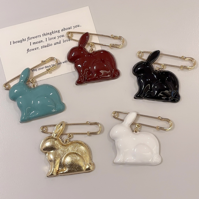 Брошка заек с емайл – цинкова сплав, животинска форма, ефект капване на масло, декоративен аксесоар