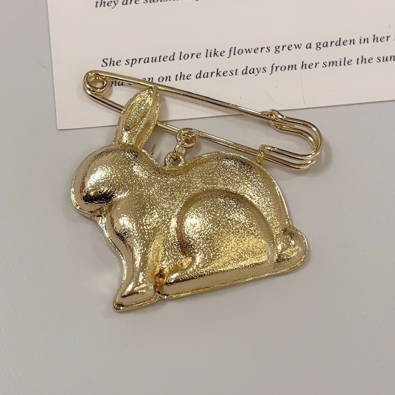 Брошка заек с емайл – цинкова сплав, животинска форма, ефект капване на масло, декоративен аксесоар
