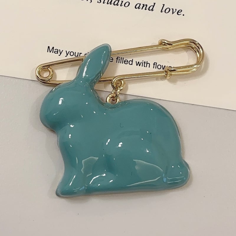 Брошка заек с емайл – цинкова сплав, животинска форма, ефект капване на масло, декоративен аксесоар