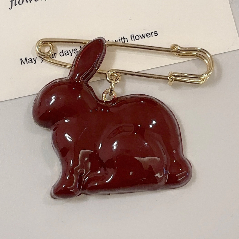 Брошка заек с емайл – цинкова сплав, животинска форма, ефект капване на масло, декоративен аксесоар