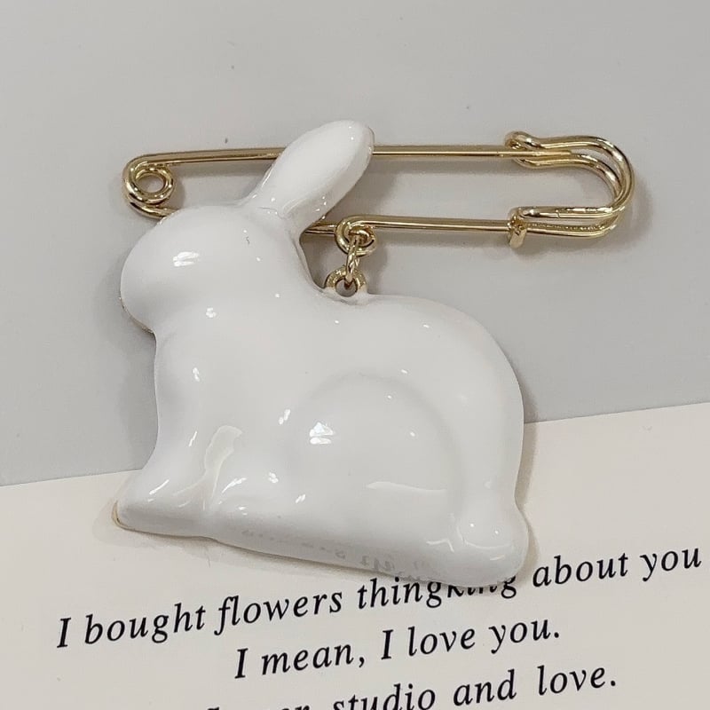 Брошка заек с емайл – цинкова сплав, животинска форма, ефект капване на масло, декоративен аксесоар