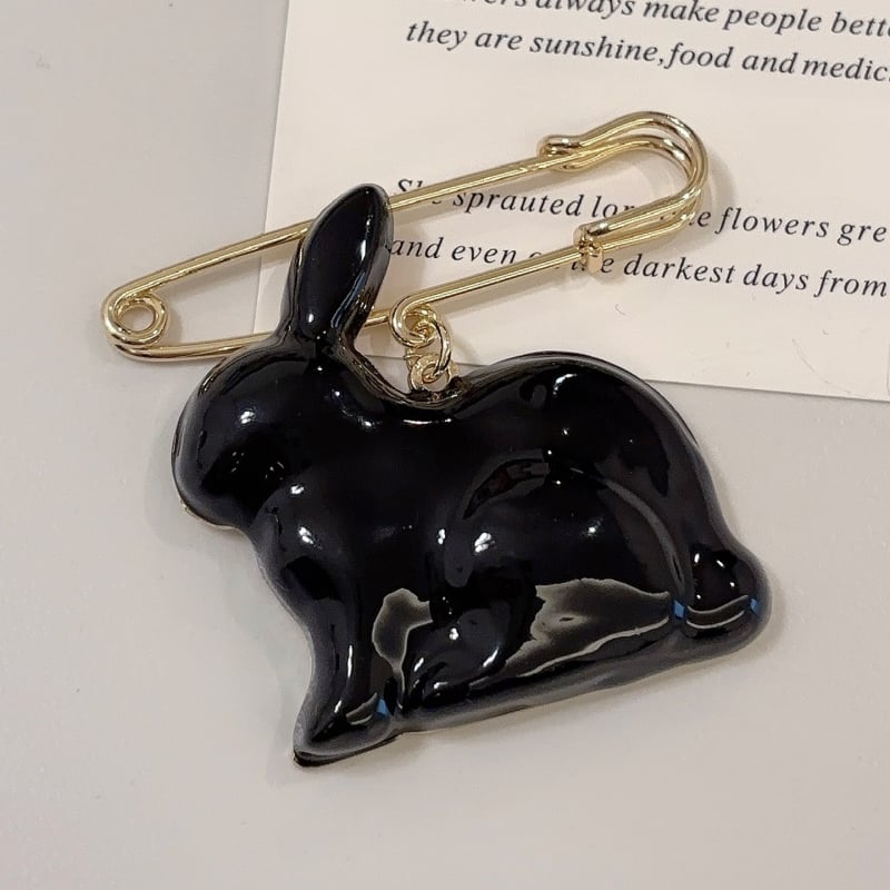 Брошка заек с емайл – цинкова сплав, животинска форма, ефект капване на масло, декоративен аксесоар
