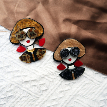Акрилна брошка с момиче в очила — карикатурен стил, декоративна и подарък, пролет 2024