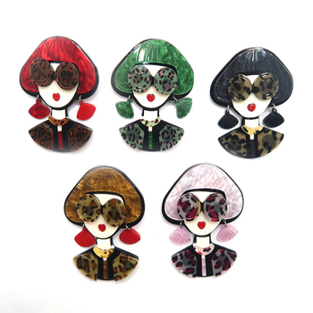 Акрилна брошка с момиче в очила — карикатурен стил, декоративна и подарък, пролет 2024