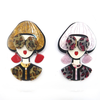 Акрилна брошка с момиче в очила — карикатурен стил, декоративна и подарък, пролет 2024