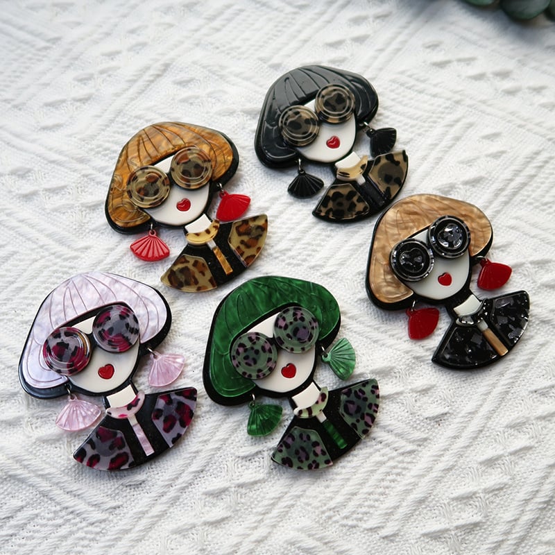 Акрилна брошка с момиче в очила — карикатурен стил, декоративна и подарък, пролет 2024