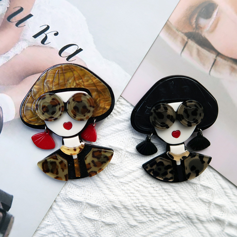 Акрилна брошка с момиче в очила — карикатурен стил, декоративна и подарък, пролет 2024