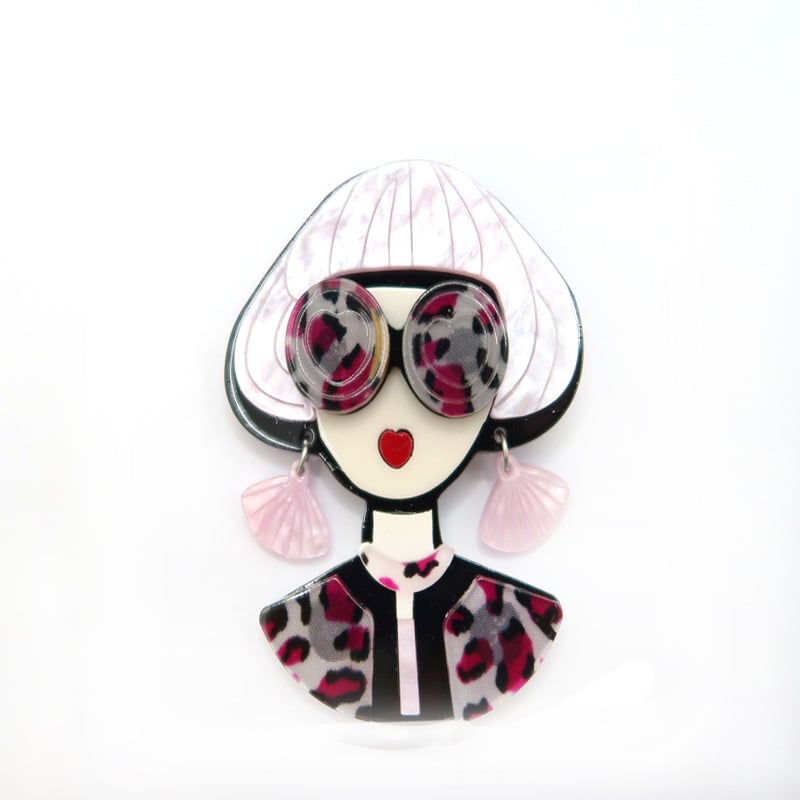 Акрилна брошка с момиче в очила — карикатурен стил, декоративна и подарък, пролет 2024