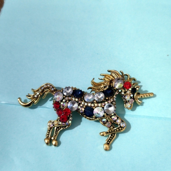 Единорог брошка с кристали, цинкова сплав, диамантено инкрустиране, карикатурен дизайн, унисекс