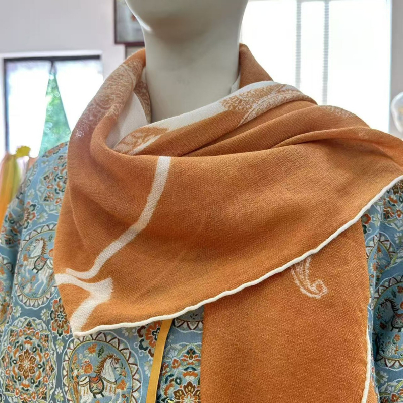 Шал Snow от мулбърска коприна и вълна, квадратен формат, двустранно принтиран, пролет 2025 издание, персонализация налична