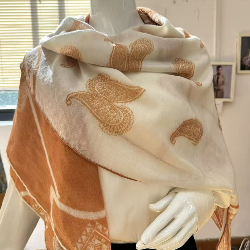 Шал Snow от мулбърска коприна и вълна, квадратен формат, двустранно принтиран, пролет 2025 издание, персонализация налична