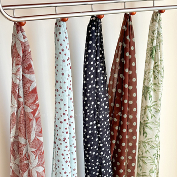 Дълъг платнен шал с точкова шарка, корейски стил, за пролет и есен, есенно 2025 издание, налично на склад (Материал: тъкан; Сезон: пролет и есен; Издание: есен 2025; Налично на склад)