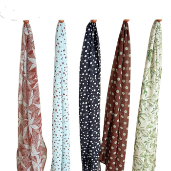 Дълъг платнен шал с точкова шарка, корейски стил, за пролет и есен, есенно 2025 издание, налично на склад (Материал: тъкан; Сезон: пролет и есен; Издание: есен 2025; Налично на склад)