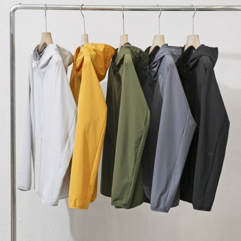 Мъжко спортно яке с качулка, леко и дишащо, пролетно от нейлон