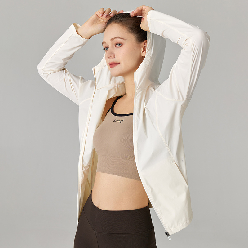 Női kültéri kapucnis széldzseki UV 50+ védelem, lélegző szövött anyag, csíkos