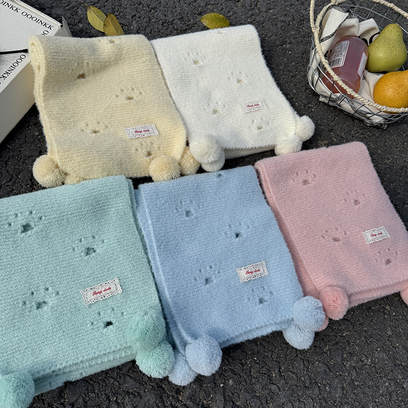 Шал с котешки лапи и висяща топка — полиестер, тъкане warp knitting, държи топлината през зимата