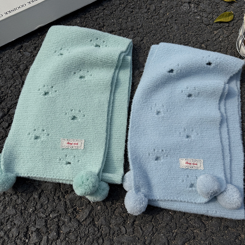 Шал с котешки лапи и висяща топка — полиестер, тъкане warp knitting, държи топлината през зимата