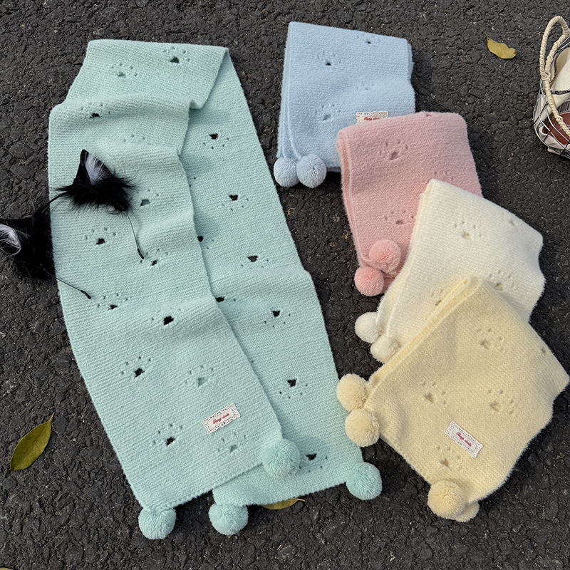 Шал с котешки лапи и висяща топка — полиестер, тъкане warp knitting, държи топлината през зимата