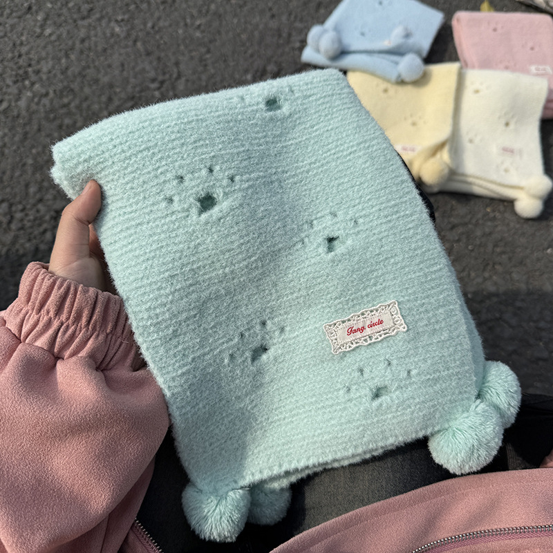 Шал с котешки лапи и висяща топка — полиестер, тъкане warp knitting, държи топлината през зимата