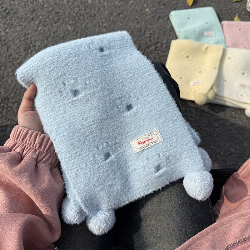 Шал с котешки лапи и висяща топка — полиестер, тъкане warp knitting, държи топлината през зимата