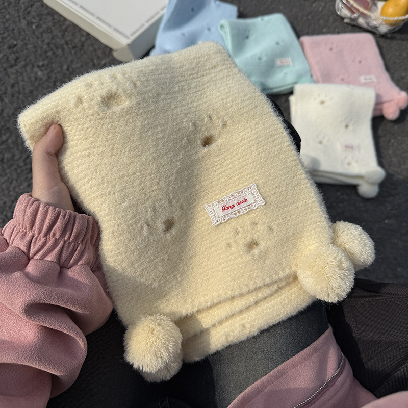 Шал с котешки лапи и висяща топка — полиестер, тъкане warp knitting, държи топлината през зимата