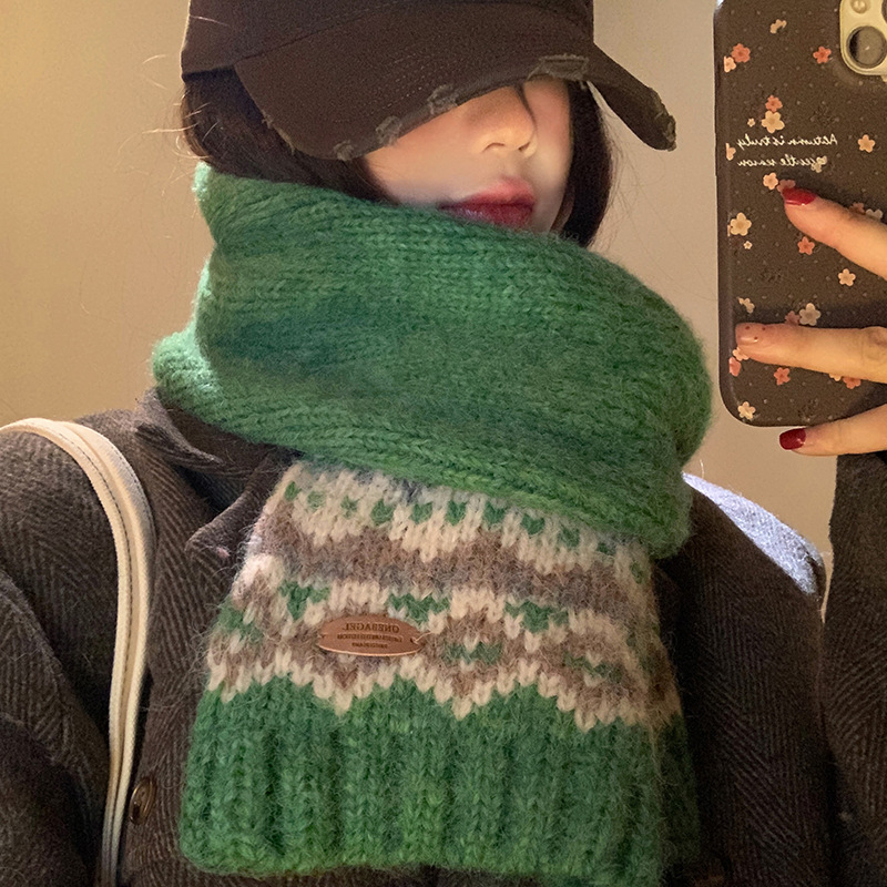 Дамски плетен шал от вълна - зелен (Плетка: гладка; Функция: топло; Сезон: зима; Година/сезон на пускане: пролет 2025; Съдържание на основната материя: 21-30%)