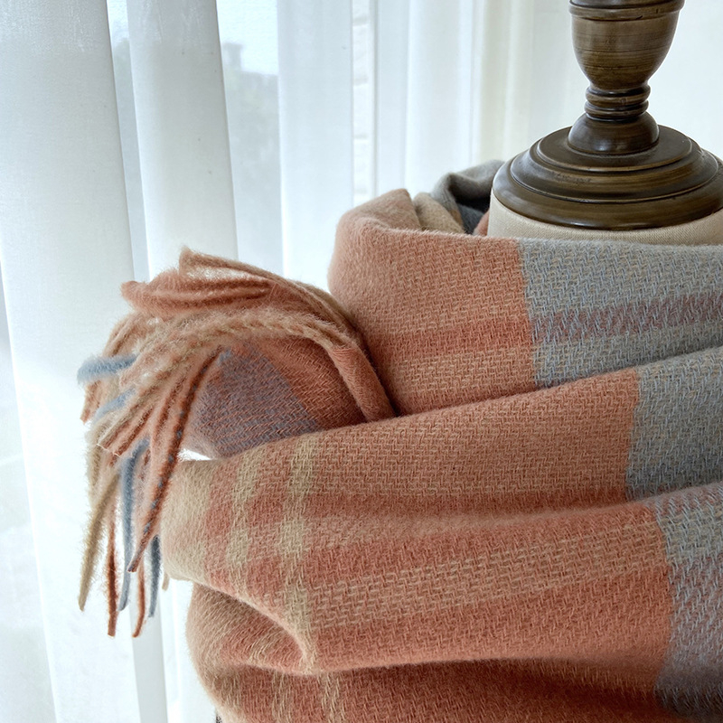 Дамски зимен шал: каре с пискюли, корейски стил; warp knitting плат, imitation cashmere, полиестер; топъл и удобен.