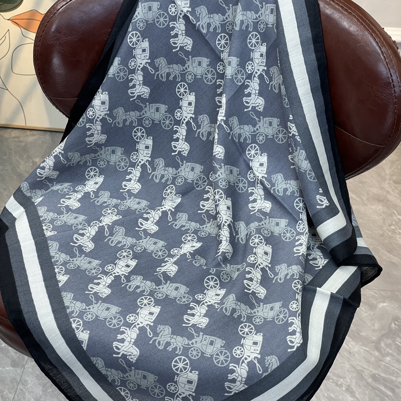 Șal pătrat | Poliester >96% | Țesătură simplă | Finisaj imprimat | Stil elegant pentru toamnă