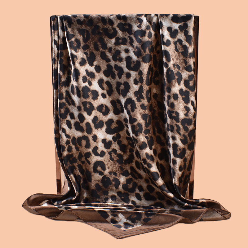 Șal pătrat de satin cu imprimeu leopard și margine, țesătură simplă