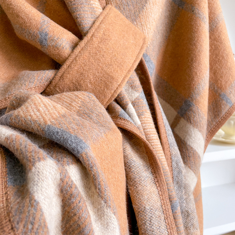 Šal inspiriran korejskim stilom, s detaljem pelerine, karirani mrežasti uzorak, warp‑pletena osnova, Jacquard obrada, zadržava toplinu