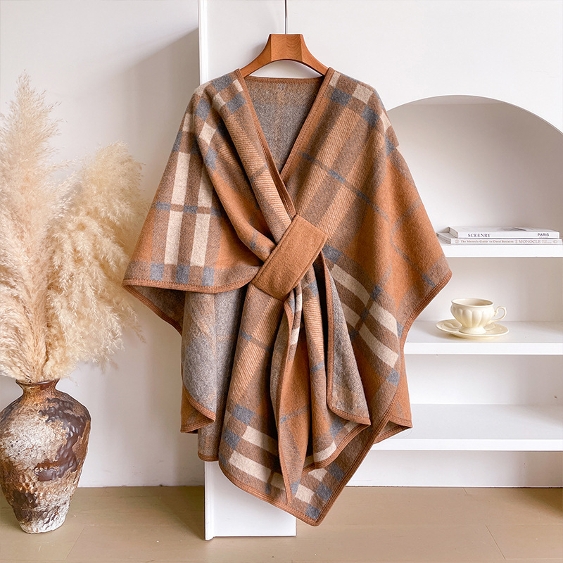 Šal inspiriran korejskim stilom, s detaljem pelerine, karirani mrežasti uzorak, warp‑pletena osnova, Jacquard obrada, zadržava toplinu