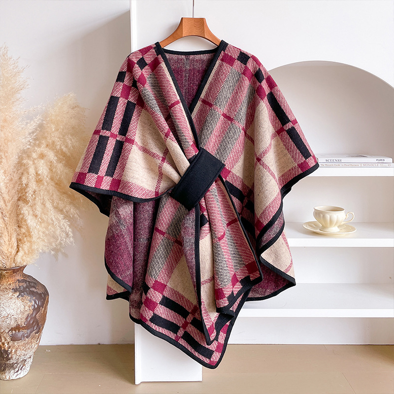 Šal inspiriran korejskim stilom, s detaljem pelerine, karirani mrežasti uzorak, warp‑pletena osnova, Jacquard obrada, zadržava toplinu