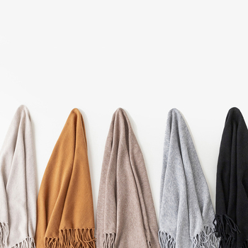 Шал от чиста вълна, триъгълен дизайн, монохромен модел, жаккардова тъкан, ширина 230 см