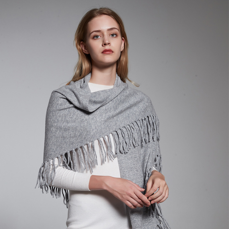 Шал от чиста вълна, триъгълен дизайн, монохромен модел, жаккардова тъкан, ширина 230 см