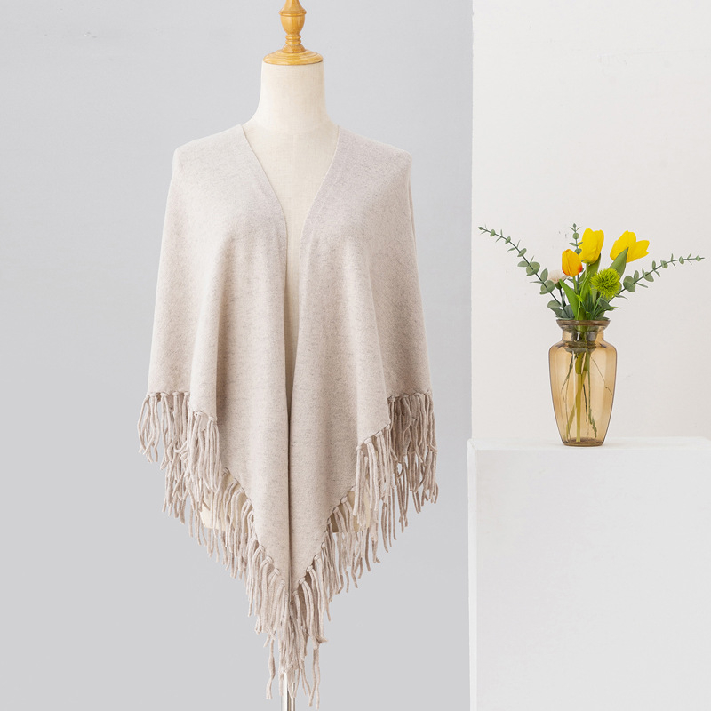 Шал от чиста вълна, триъгълен дизайн, монохромен модел, жаккардова тъкан, ширина 230 см