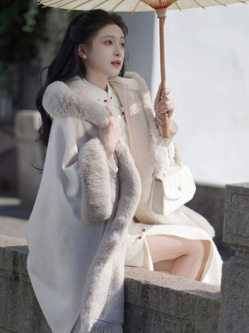 Moteriškas vilnos paltas su kailio apykakle, gobtuvu, itin trumpas ilgis, netopierinės rankovės