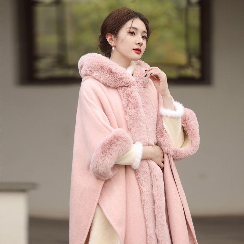 Moteriškas vilnos paltas su kailio apykakle, gobtuvu, itin trumpas ilgis, netopierinės rankovės