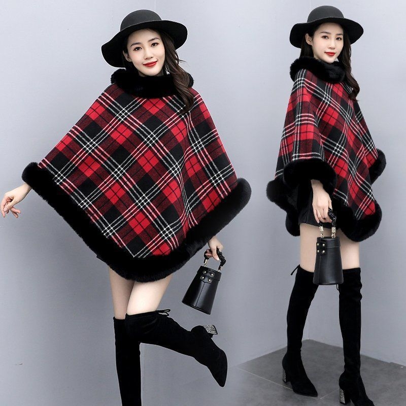 Moteriškas vilnos paltas su kailio apykakle, gobtuvu, itin trumpas ilgis, netopierinės rankovės