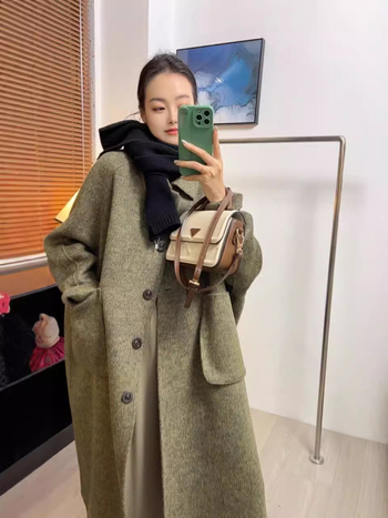 Moteriškas vilnos paltas kapės stiliumi – storas, laisvas kirpimas, ilgis daugiau nei 100 cm, kvadratinė apykaklė, dvigubas užsegimas; vilna 70–80% + Tencel 20–30%