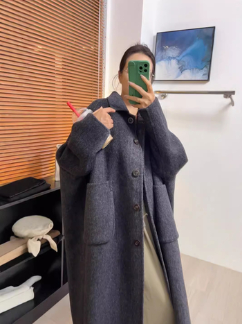 Moteriškas vilnos paltas kapės stiliumi – storas, laisvas kirpimas, ilgis daugiau nei 100 cm, kvadratinė apykaklė, dvigubas užsegimas; vilna 70–80% + Tencel 20–30%