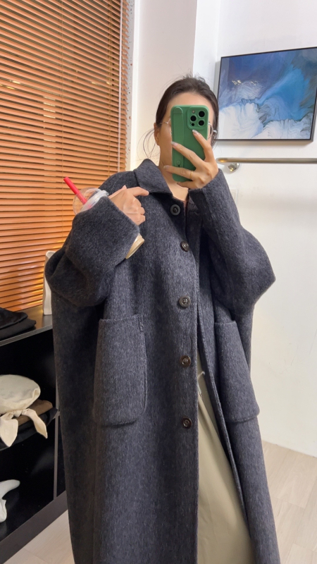 Moteriškas vilnos paltas kapės stiliumi – storas, laisvas kirpimas, ilgis daugiau nei 100 cm, kvadratinė apykaklė, dvigubas užsegimas; vilna 70–80% + Tencel 20–30%