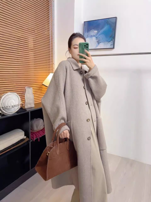 Moteriškas vilnos paltas kapės stiliumi – storas, laisvas kirpimas, ilgis daugiau nei 100 cm, kvadratinė apykaklė, dvigubas užsegimas; vilna 70–80% + Tencel 20–30%