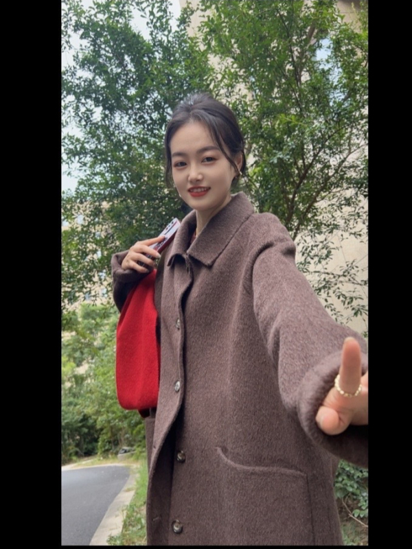 Moteriškas vilnos paltas kapės stiliumi – storas, laisvas kirpimas, ilgis daugiau nei 100 cm, kvadratinė apykaklė, dvigubas užsegimas; vilna 70–80% + Tencel 20–30%